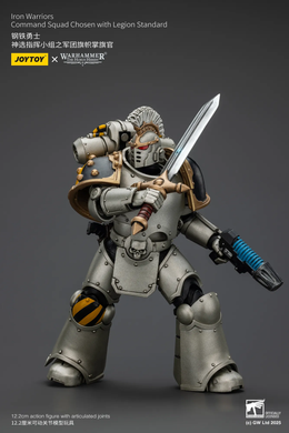 Коллекционная фигура Избранного Железных Воинов с Штандартом Легиона Warhammer: The Horus Heresy Iron Warriors Command Squad Chosen with Legion Standard 1/18