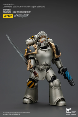 Коллекционная фигура Избранного Железных Воинов с Штандартом Легиона Warhammer: The Horus Heresy Iron Warriors Command Squad Chosen with Legion Standard 1/18