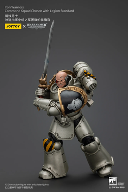 Коллекционная фигура Избранного Железных Воинов с Штандартом Легиона Warhammer: The Horus Heresy Iron Warriors Command Squad Chosen with Legion Standard 1/18