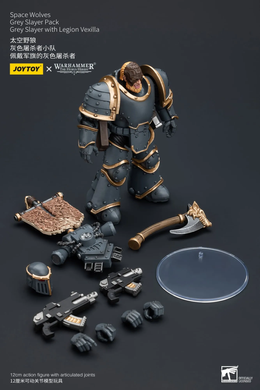 Коллекционная фигура Космический Волк Серый Убийца с штандартом Warhammer: The Horus Heresy Space Wolves Grey Slayer Pack Grey Slayer with Legion Vexilla 1/18