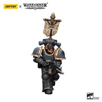 Колекційна фігура Космічний Вовк Сірий Вбивця із штандартом Warhammer: The Horus Heresy Space Wolves Grey Slayer Pack Grey Slayer with Legion Vexilla 1/18