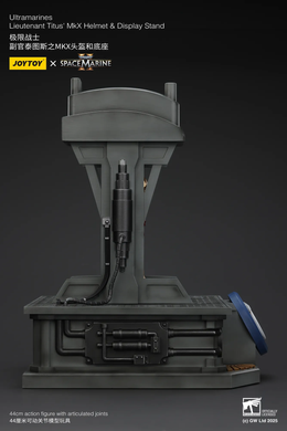 Колекційний шолом Лейтенанта Тітуса з підставкою Warhammer 40,000: Space Marine 2 Ultramarines Lieutenant Titus' MKX Wearable Helmet Replica with stand