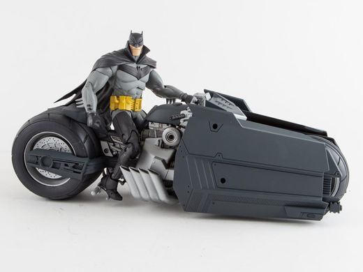 Колекційна фігура Бетцикл Batman: Curse of the White Knight DC Batcycle