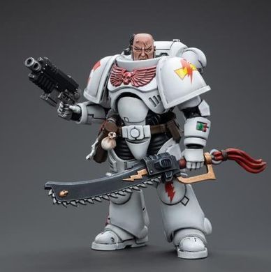Коллекционная фигура Сержант Белых Шрамов JoyToy 1/18 Warhammer 40K White Scars Assault lntercessor Sergeant Tsendbaatar